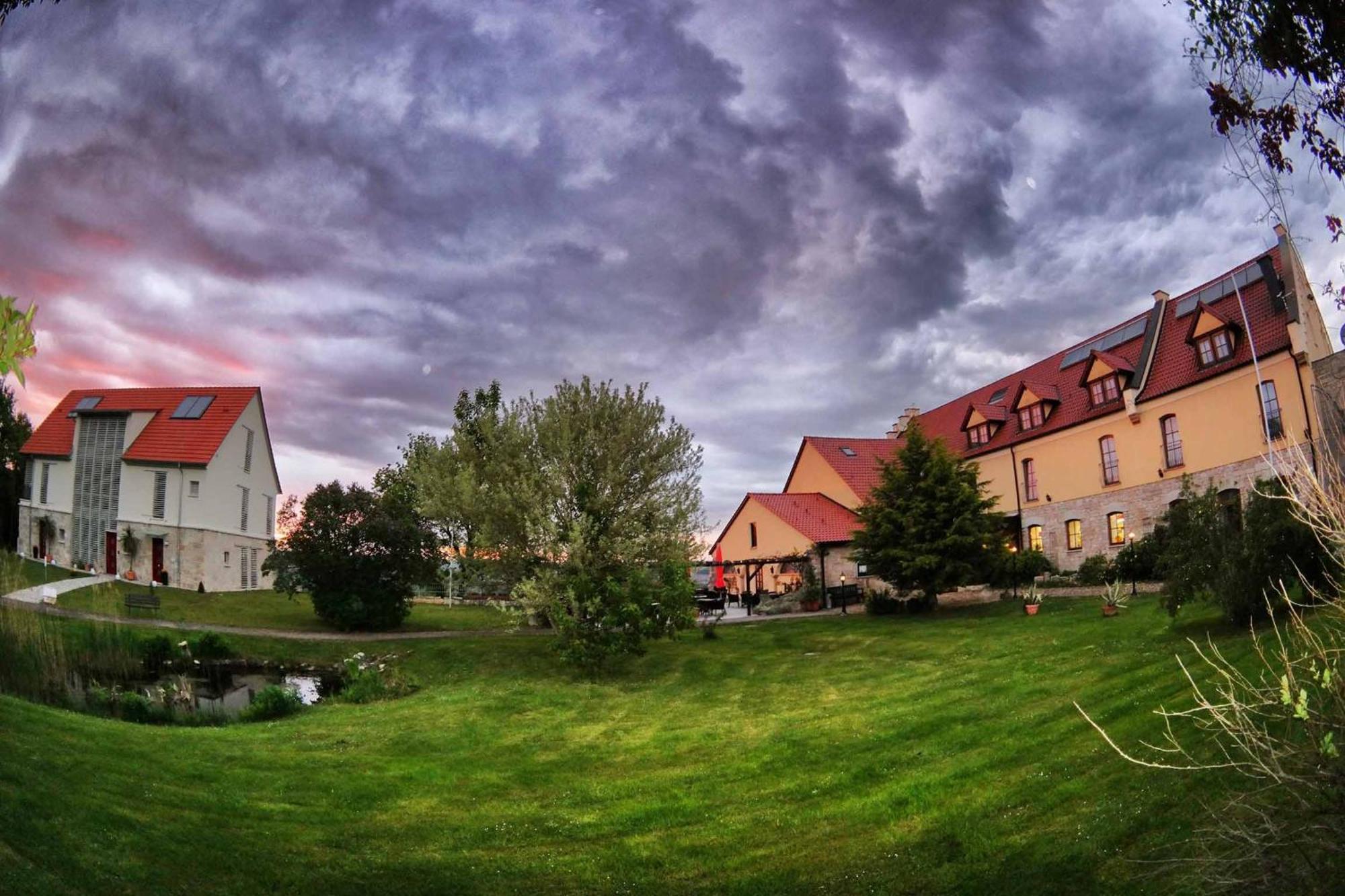 Hotel Und Restaurant Rittergut Kreipitzsch Naumburg  Exterior photo